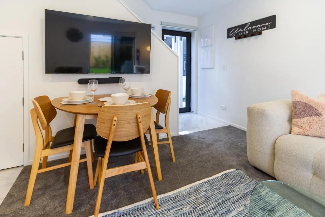 Sun Soaked Central Townhouse 2 Bed 2 Bath Christchurch 0*,  New Zealand